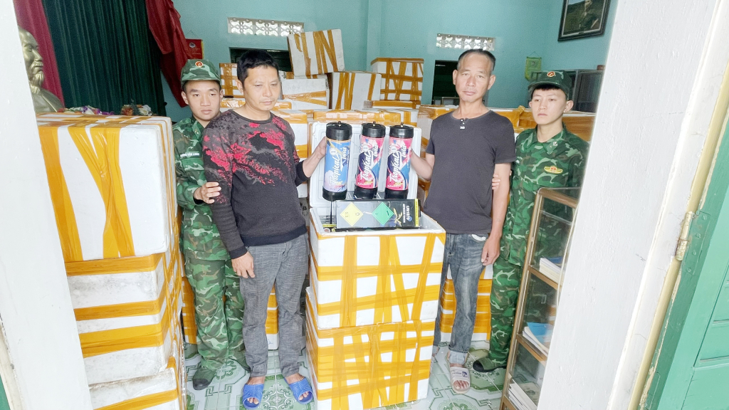 Đối tượng H và T, cùng tang vật bị Đồn Biên phòng Trà Cổ bắt giữ. Đối tượng H và T, cùng tang vật bị Đồn Biên phòng Trà Cổ bắt giữ.