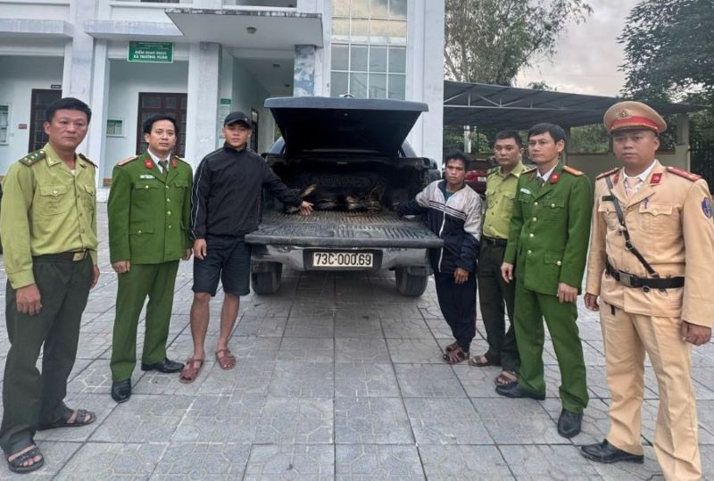 Lực lượng chức năng tạm giữ 02 đối tượng và tang vật liên quan. Lực lượng chức năng tạm giữ 02 đối tượng và tang vật liên quan.