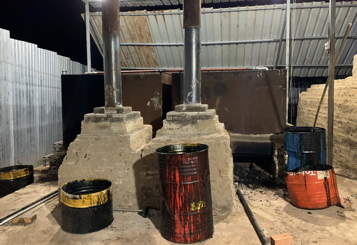 Khu vực lò nấu nhớt thải. Ảnh: Quang Hưng Khu vực lò nấu nhớt thải. Ảnh: Quang Hưng