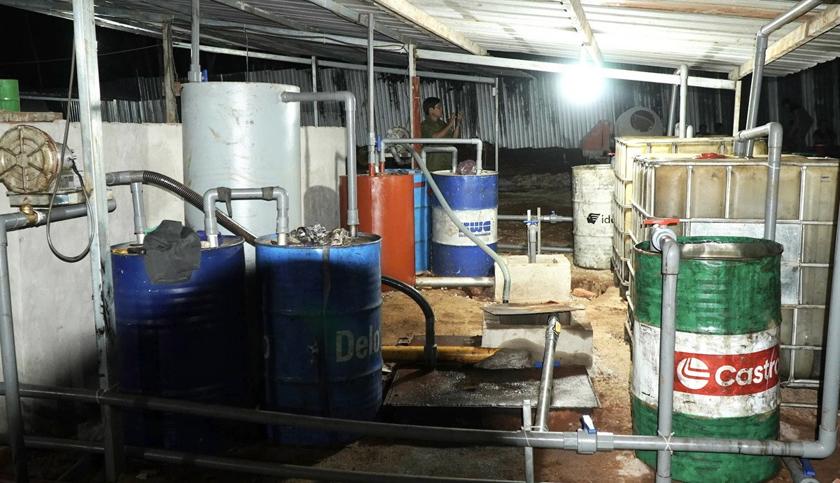 Hệ thống thiết bị phục vụ cho việc tái chế nhớt thải. Ảnh: Quang Hưng Hệ thống thiết bị phục vụ cho việc tái chế nhớt thải. Ảnh: Quang Hưng