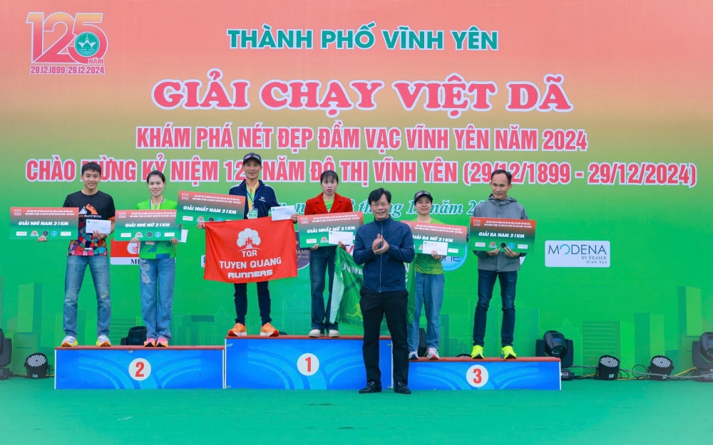 Ban tổ chức trao giải Nhất, Nhì, Ba cho các vận động viên đạt giải cự ly 21km