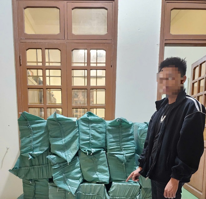 Tạm giữ đối tượng vận chuyển số lượng lớn bia và thuốc lá nhập lậu