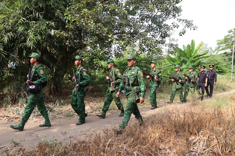 Cán bộ, chiến sĩ tích cực tuần tra phòng, chống tội phạm ở khu vực biên giới.