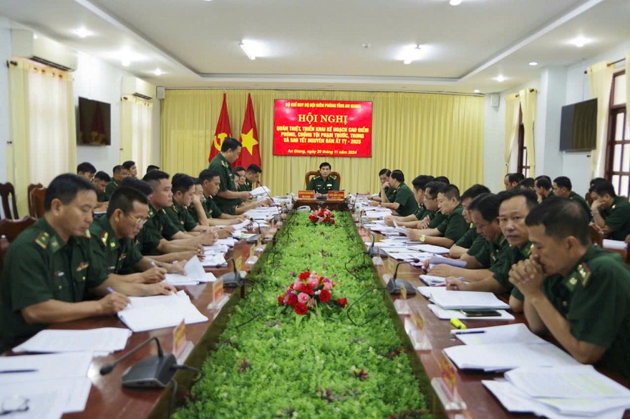 Đại tá Trần Quốc Khánh, Chỉ huy trưởng BĐBP tỉnh chủ trì hội nghị Quán triệt, triển khai kế hoạch cao điểm phòng, chống tội phạm trước, trong và sau Tết Nguyên Đán Ất Tỵ năm 2025.