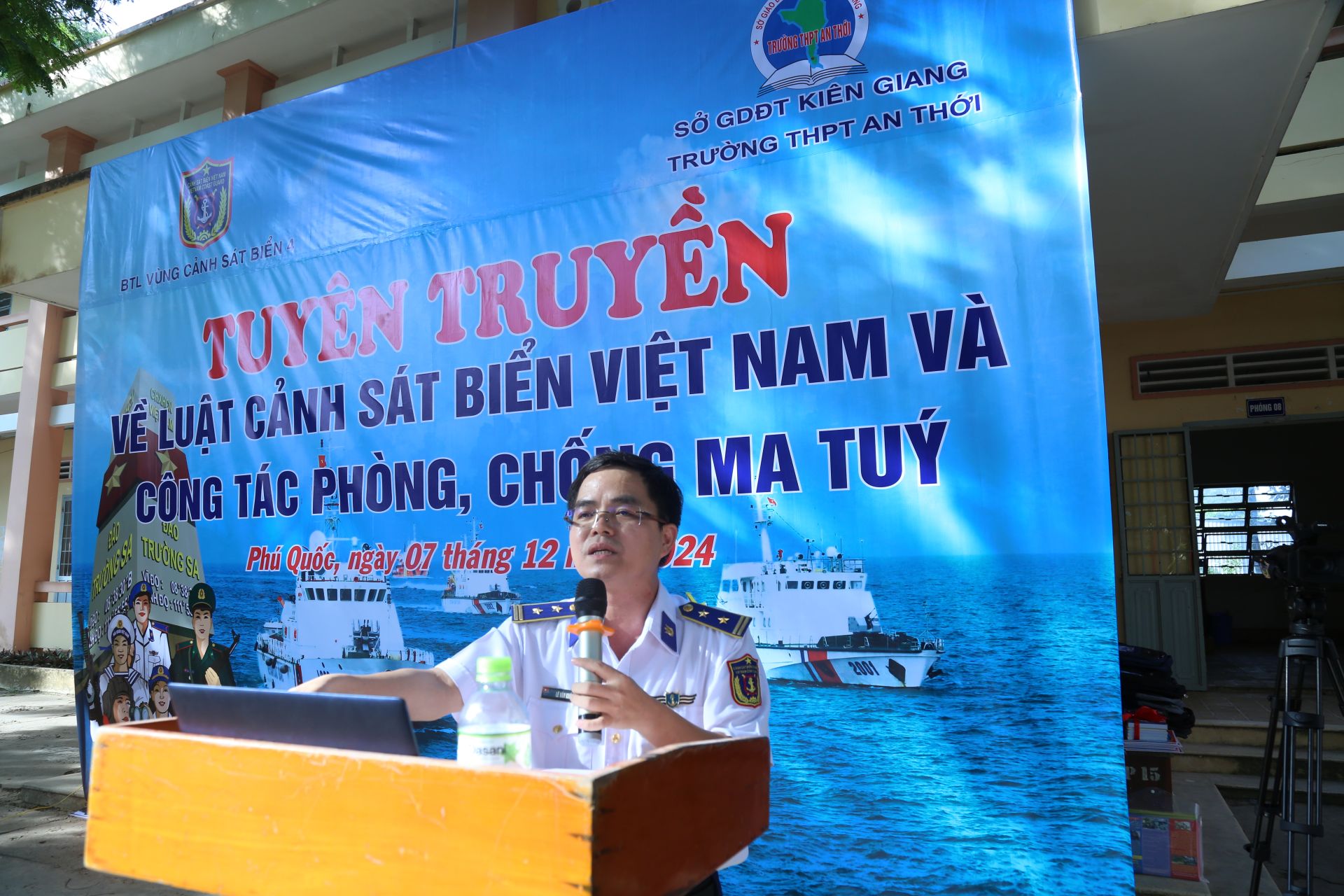 Trung tá Lê Văn Khánh, Trưởng phòng Phòng chống tội phạm, vi phạm - BTL Vùng Cảnh sát biển 4 tuyên truyền, phổ biến, giáo dục pháp luật cho các em học sinh Trường THPT An Thới