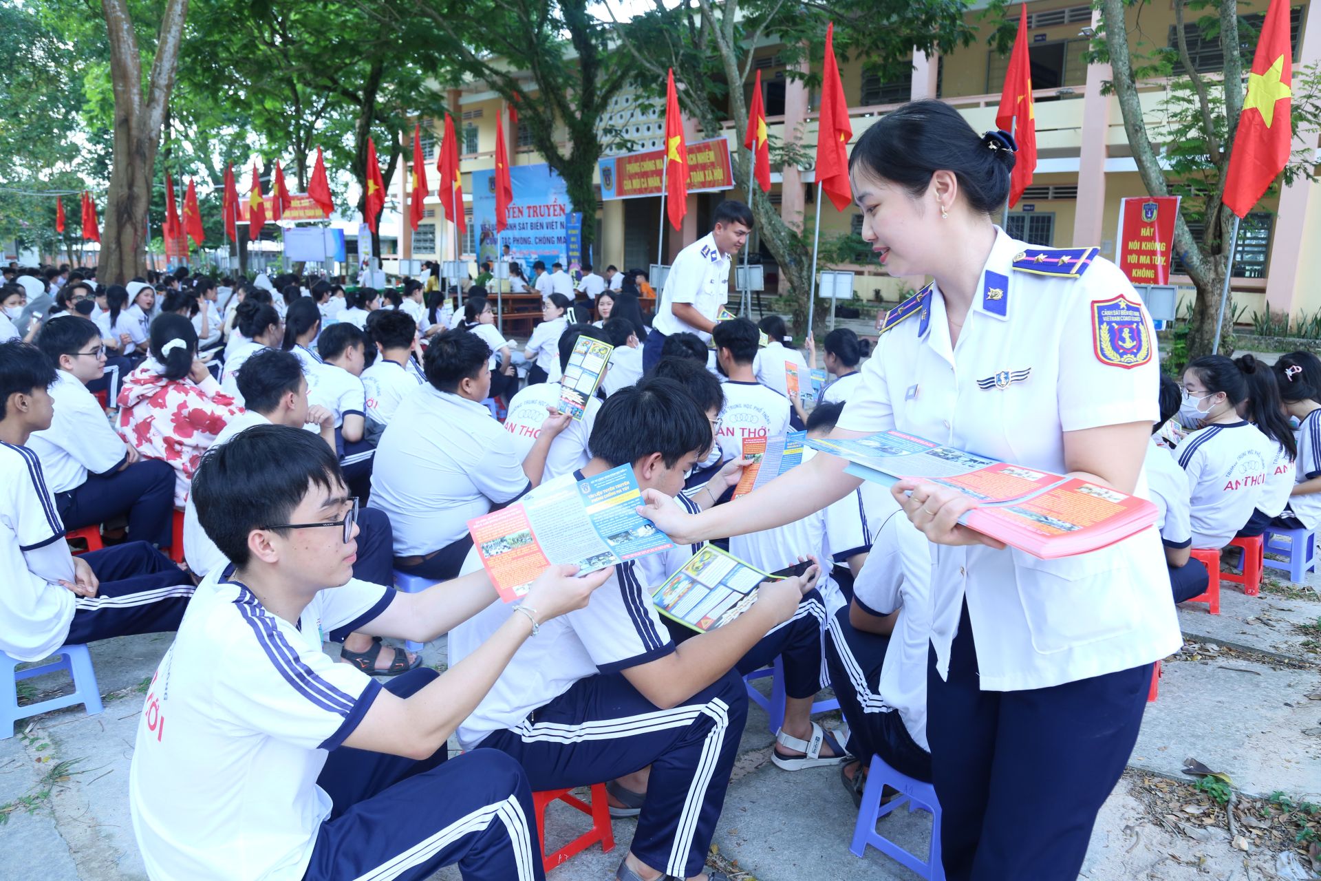 Cán bộ BTL Vùng Cảnh sát biển 4 phát tờ rơi tuyên truyền cho các em học sinh