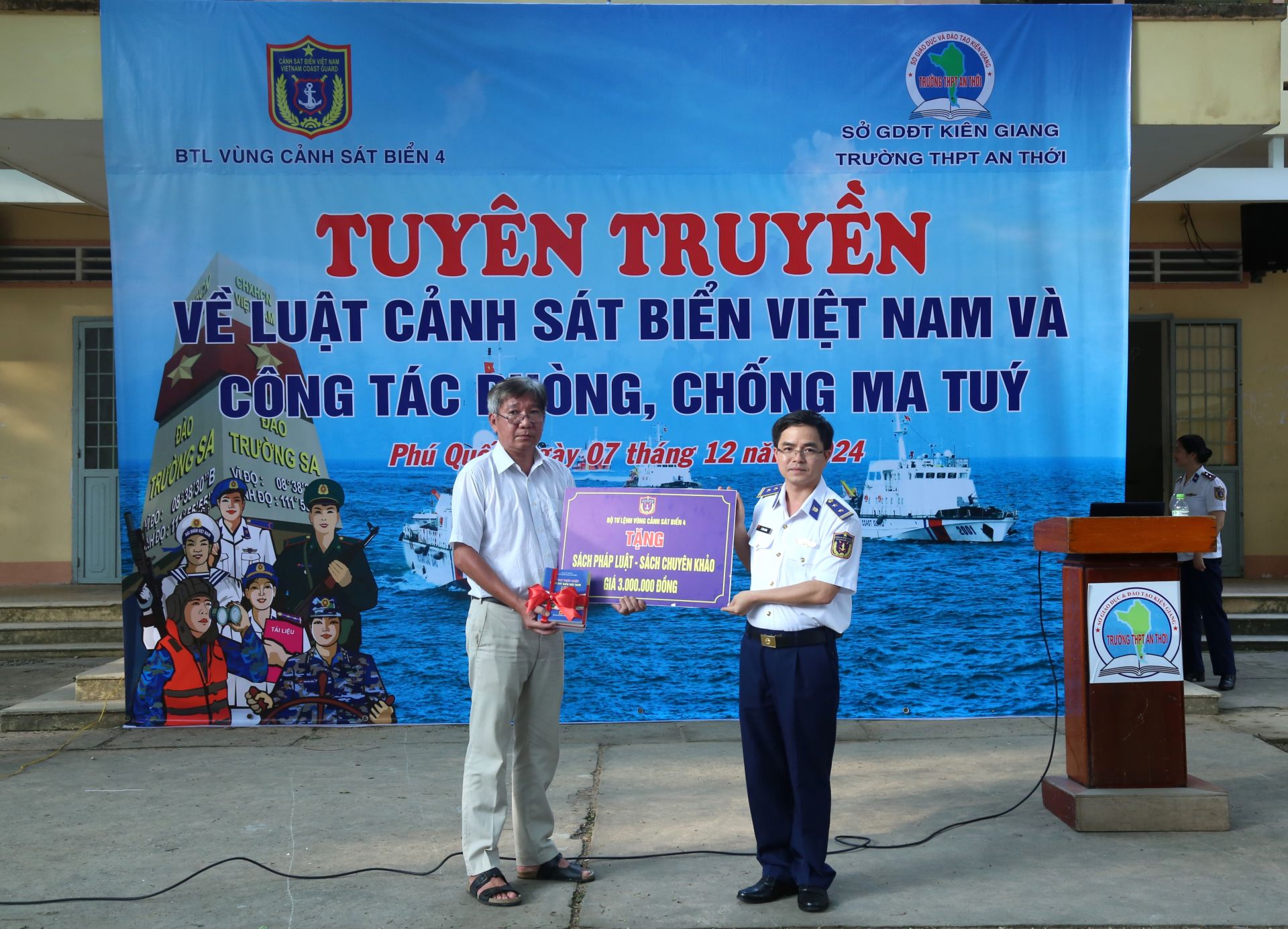 BTL Vùng Cảnh sát biển 4 tặng quà lưu niệm cho Trường THPT An Thới