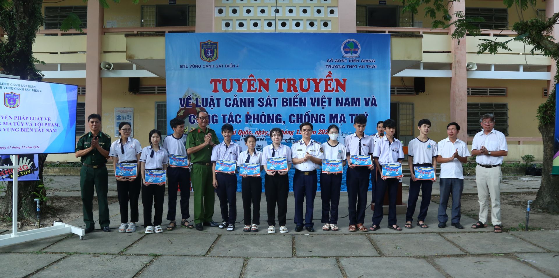 BTL Vùng Cảnh sát biển 4 tặng quà cho các em học sinh có hoàn cảnh khó khăn vượt khó vươn lên học giỏi