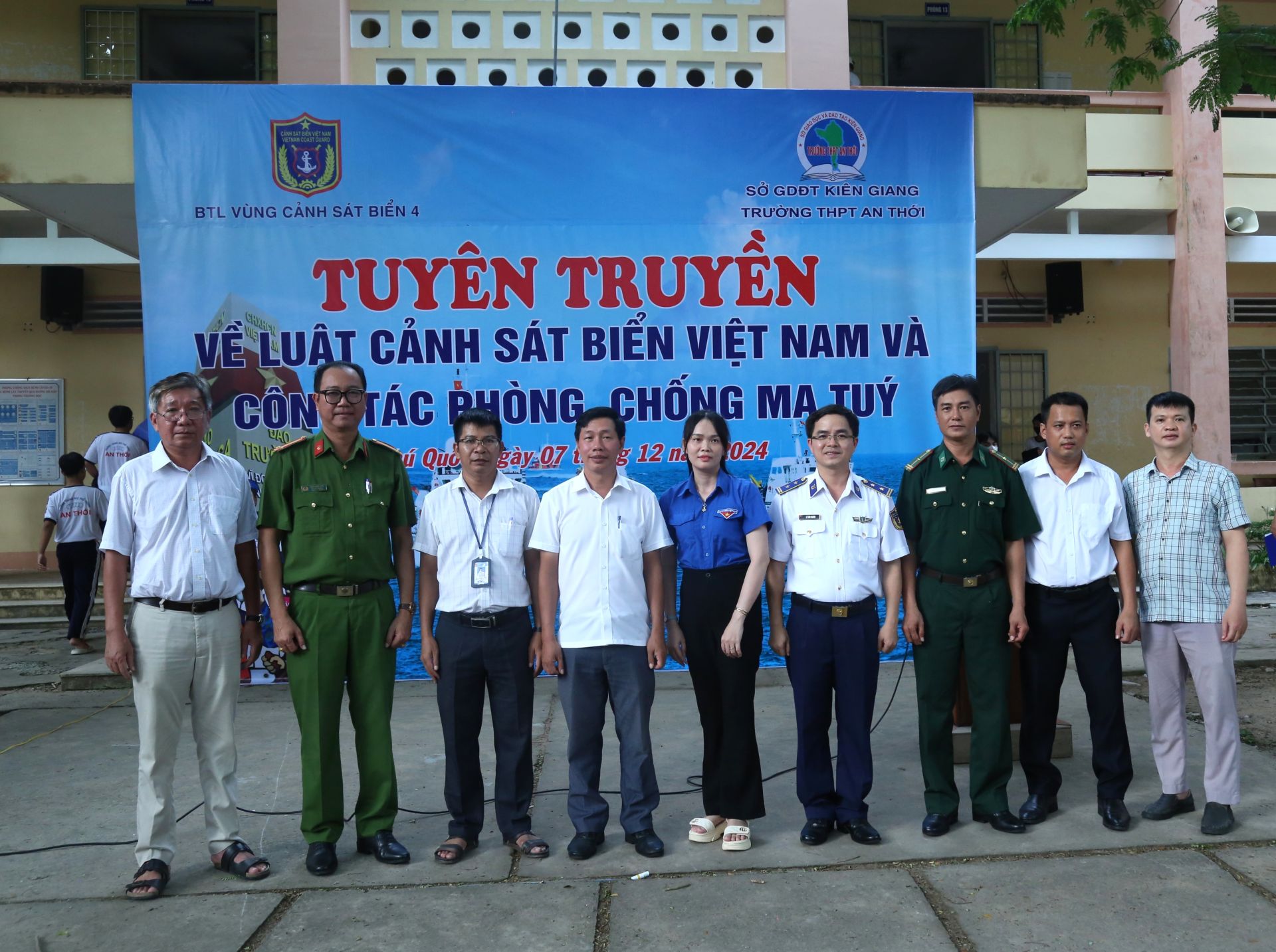 Các đại biểu chụp ảnh lưu niệm