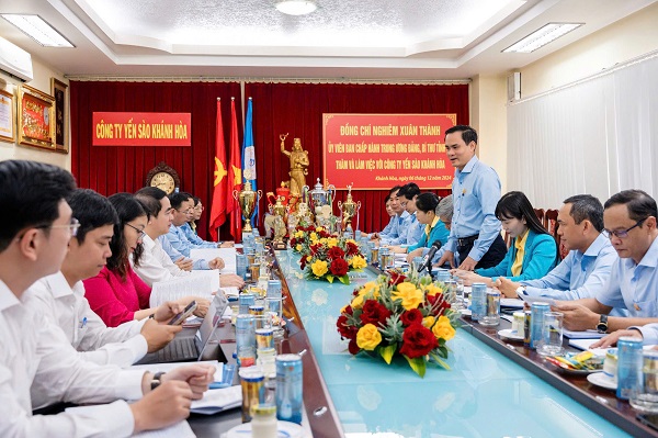 Ông Nguyễn Thanh Hải- Phó Bí thư Đảng ủy, Tông Giám đốc Công ty Yến sào Khánh Hòa báo cáo với Bí Thư Tỉnh ủy và đoàn công tác