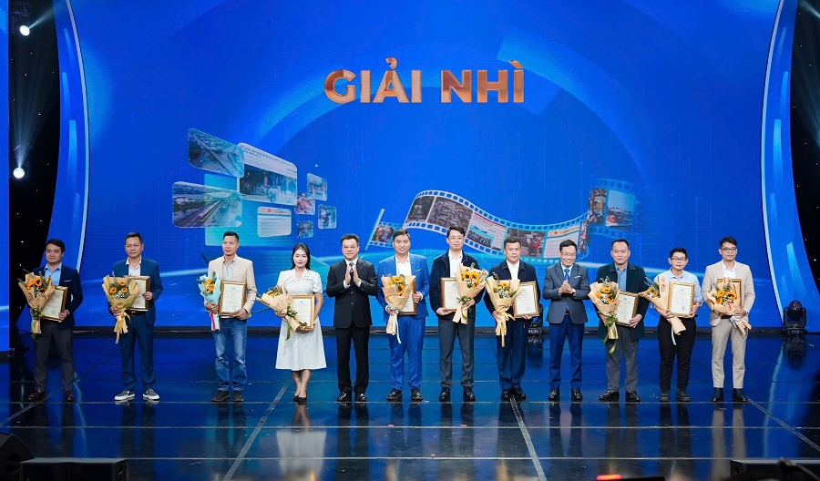 Ban giám khảo trao 9 giải Nhì