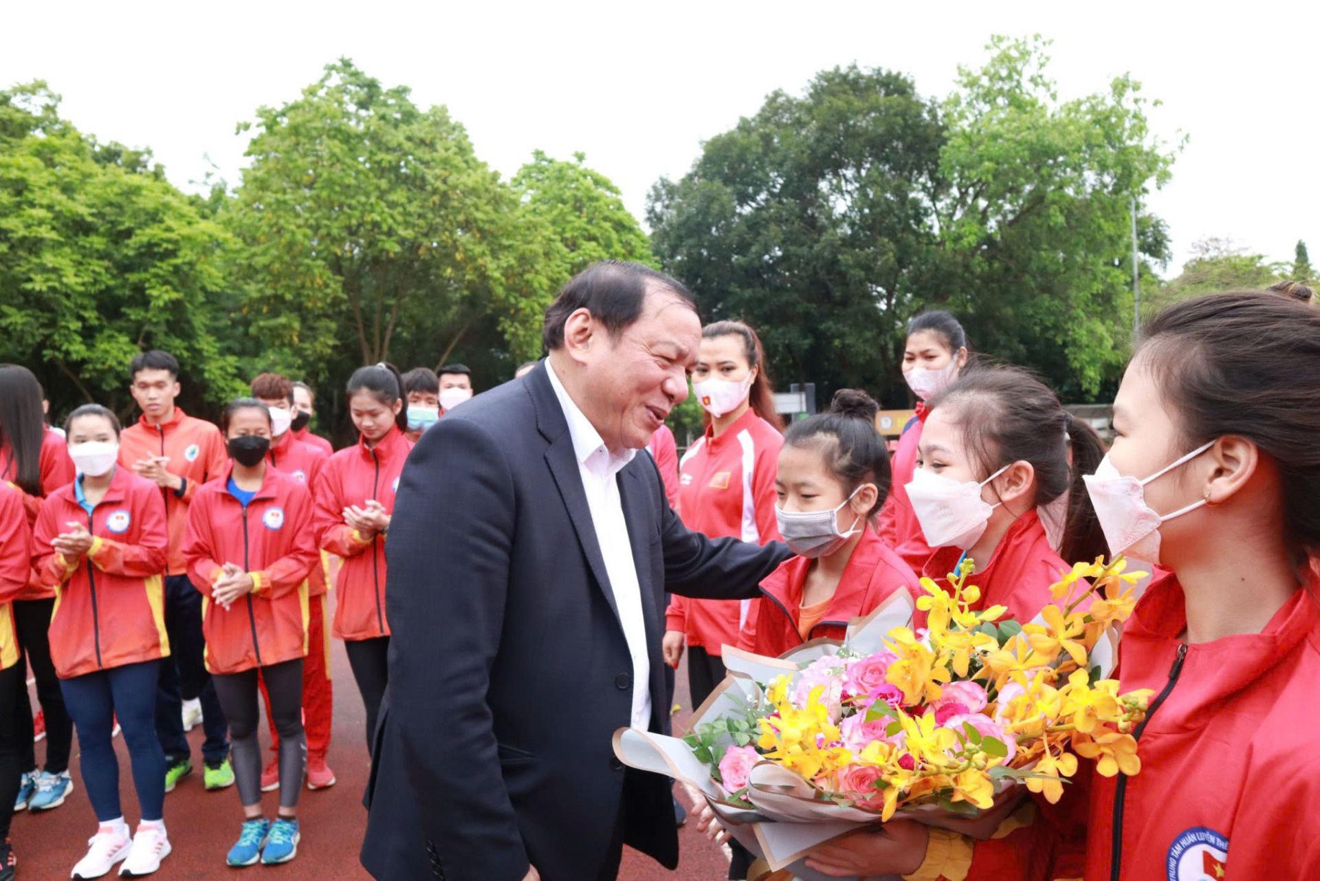 Bộ trưởng Bộ Văn hóa, Thể thao và Du lịch Nguyễn Văn Hùng thăm và động viên các vận động viên tập huấn tại Trung tâm Huấn luyện Thể thao Quốc gia Hà Nội.