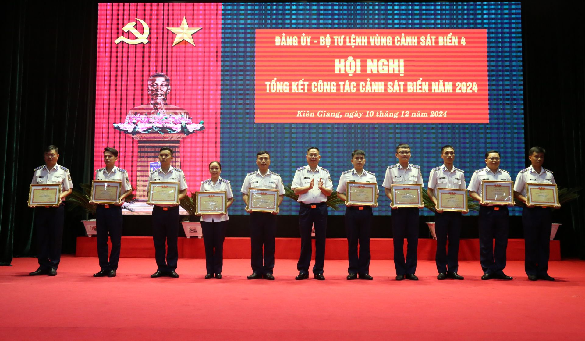 Thiếu tướng Nguyễn Văn Dũng, Chính ủy BTL Vùng Cảnh sát biển 4 tặng giấy khen cho các cá nhân có thành tích xuất sắc, tiêu biểu trong phong trào thi đua Quyết thắng năm 2024