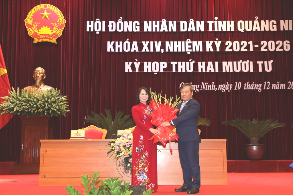 Ông Vũ Đại Thắng, Ủy viên Trung ương Đảng, Bí thư Tỉnh ủy, tặng hoa chúc mừng bà Trịnh Thị Minh Thanh, Phó Bí thư Thường trực Tỉnh ủy đã trúng cử chức vụ Chủ tịch HĐND tỉnh.