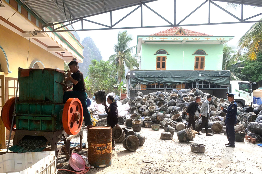 Lực lượng chức năng giám sát quá trình tiêu hủy để không xảy ra tình trạng tái sử dụng lồng nhựa.