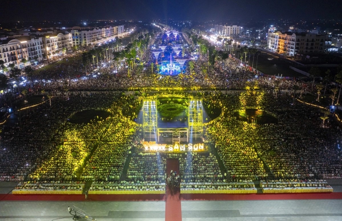 Đêm khai trương du lịch biển Sầm Sơn năm 2024 - Quảng trường biển Sầm Sơn với sức chứa hơn 10.000 người đã đông kín