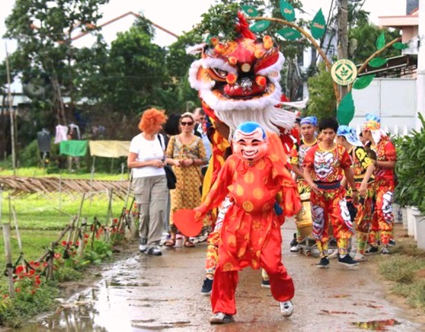 Nghi thức đón đoàn khách đầu tiên xông đất Làng rau Trà Quế