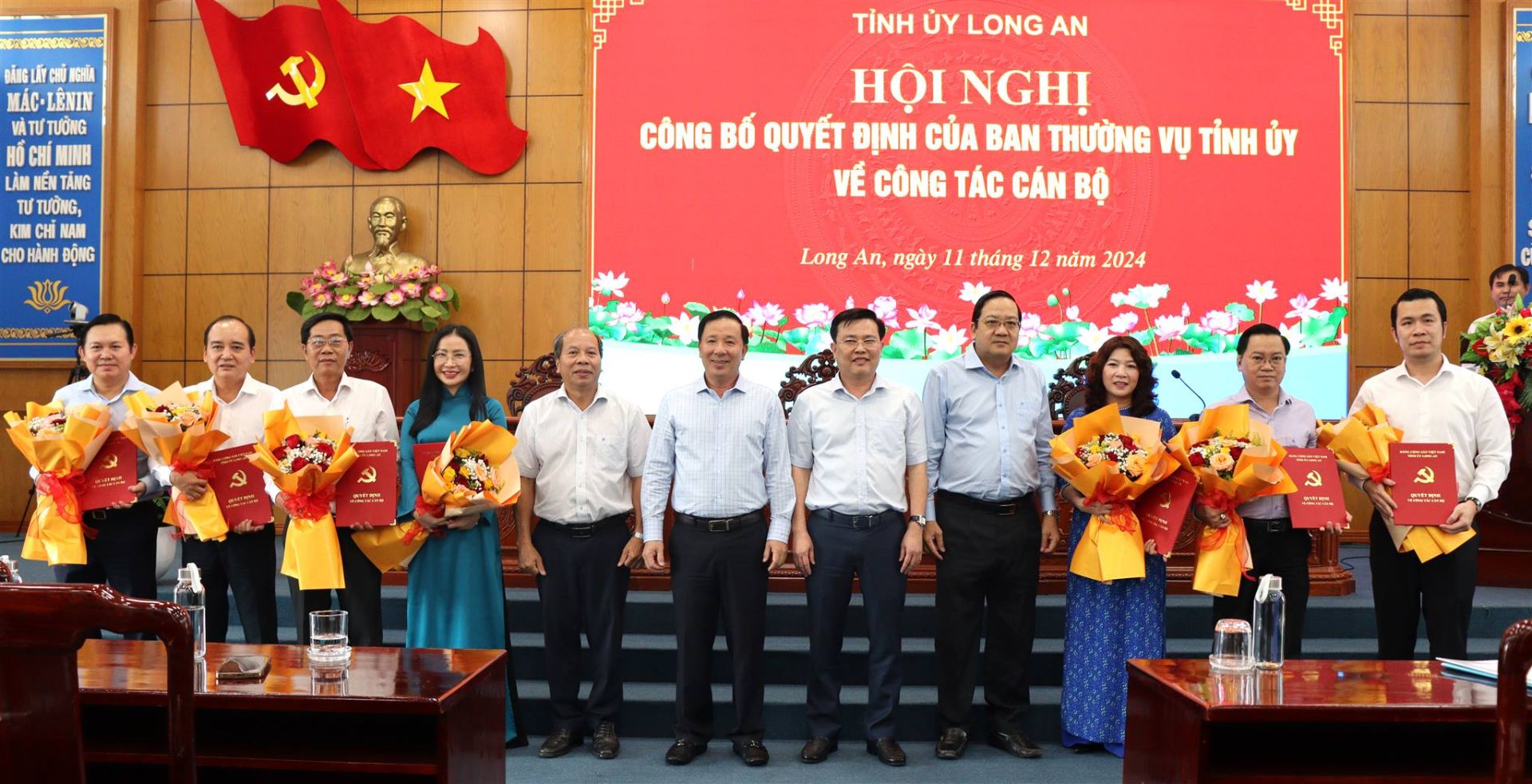 Ông Nguyễn Ngọc Vệ, ông Nguyễn Ngọc Thanh, ông Huỳnh Phương Vũ, bà Trần Ngọc Uyển, bà Nguyễn Thị Út Thủy, ông Nguyễn Hồng Phúc và ông Trương Tấn Sơn (tính từ trái qua phải) nhận quyết định và hoa chúc mừng