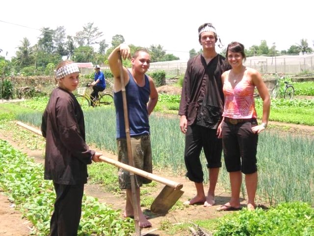 Một ngày làm nông dân tại làng rau Trà Quế Hội An