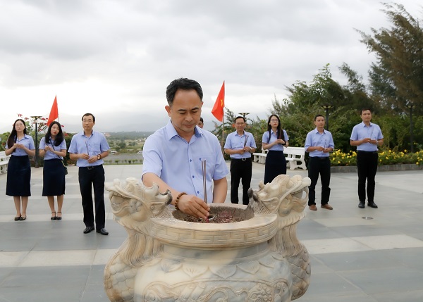 Ông Trần Minh Quang- Tổng Giám đốc và đoàn cán bộ công nhân viên Khatoco dâng hương tại khu tưởng niệm chiến sĩ Gạc Ma