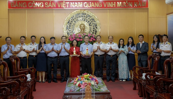 Đoàn Khatoco đến làm việc tặng quà huyện đảo Trường Sa tại cơ quan Bộ tư lệnh Vùng 4 Hải Quân