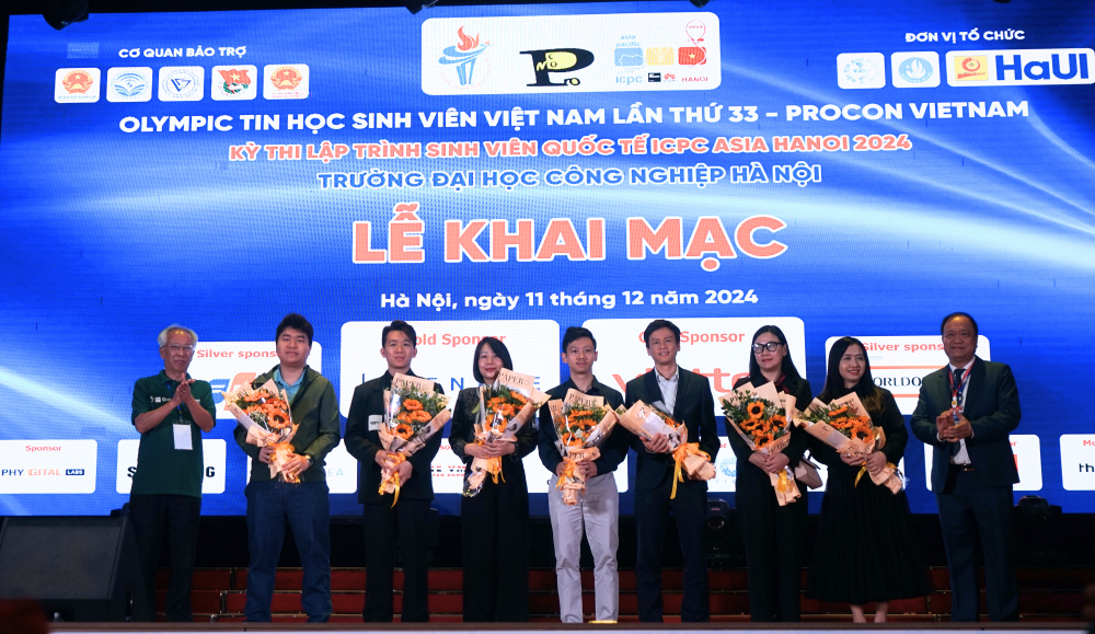 Ban Tổ chức tặng các Nhà Tài trợ Olympic, Procon và ICPC Asia Hanoi 2024.