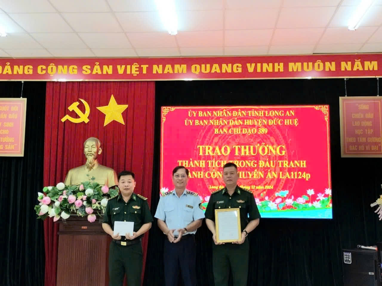 Cục trưởng Cục Quản lý thị trường, Phó Trưởng ban Thường trực Ban Chỉ đạo 389 tỉnh - Phạm Đức Chinh trao thưởng của UBND tỉnh cho tập thể, cá nhân có thành tích xuất sắc trong đấu tranh chuyên án LA1124p.