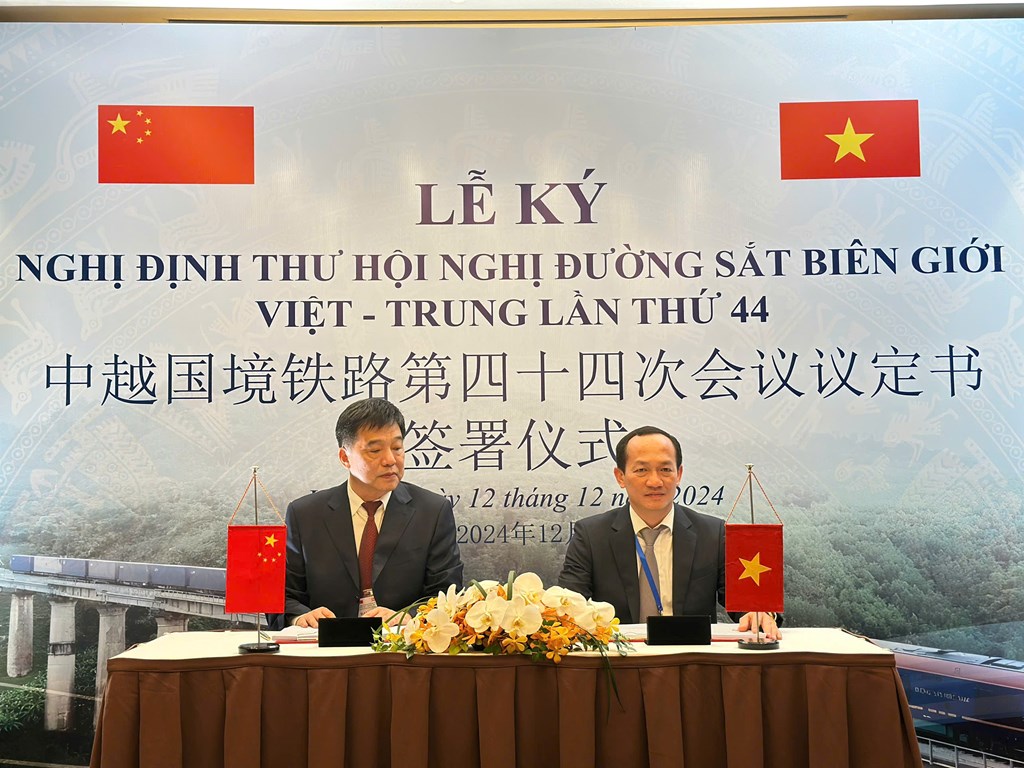 Ông Trần Thiện Cảnh (hàng dưới, bên phải)và ông Dương Bân(hàng dưới, bên trái) ký Nghị định thư Đường sắt biên giới Việt - Trung lần thứ 44.