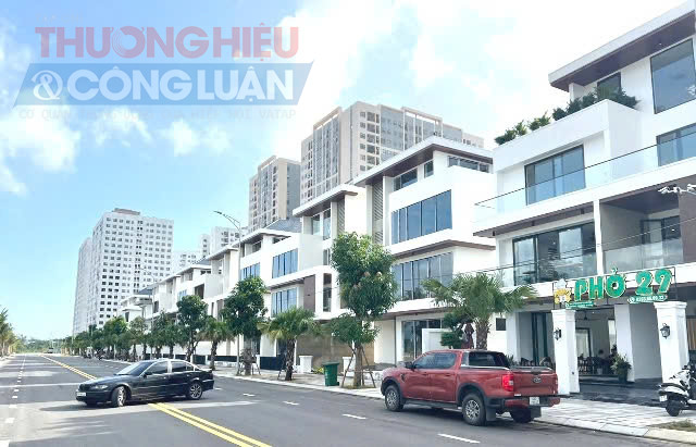 ông Phùng Phú Phong, Giám đốc Sở Xây dựng TP. Đà Nẵng cho biết, hiện nay thành phố cũng cấp chủ trương đầu tư cho 70 dự án nhà ở thương mại với 75.441 căn ông Phùng Phú Phong, Giám đốc Sở Xây dựng TP. Đà Nẵng cho biết, hiện nay thành phố cũng cấp chủ trương đầu tư cho 70 dự án nhà ở thương mại với 75.441 căn