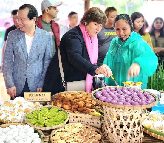 Bà Zoritsa Urosevic - Phó Tổng Thư ký UN Tourism trải nghiệm các loại bánh đặc sắc.