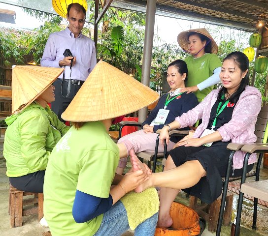 Đại biểu trải nghiệm ngâm chân bằng dược liệu tại làng rau Trà Quế.