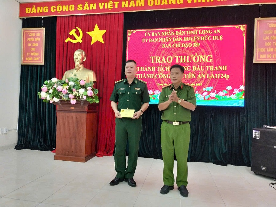 Công an tỉnh Long An trao thưởng cho Đồn biên phòng cửa khẩu Mỹ Quý Tây đã có thành tích xuất sắc trong đấu chuyên án LA1124p