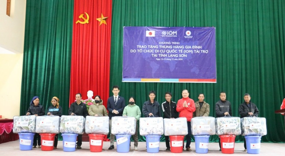 Trao hỗ trợ cho các gia đình cho các hộ bị thiệt hại nặng do cơn bão số 3 tại huyện Chi Lăng