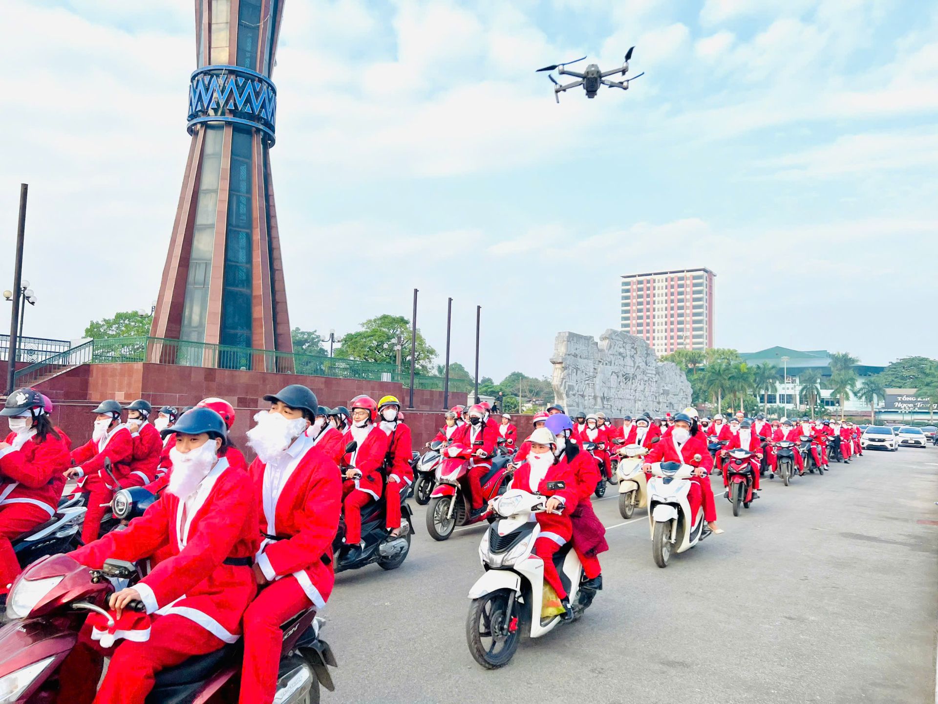 300 ông già Noel thu hút sự chú ý trên đường phố Thái Nguyên