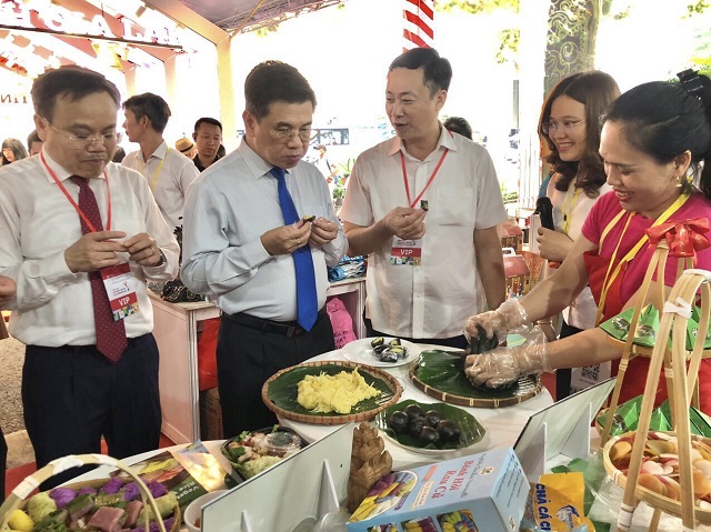 Đại biểu quan kh&aacute;ch thưởng thức &ldquo;đặc sản Xứ Nẫu&rdquo; B&igrave;nh Định. Ảnh: M-Quỳnh