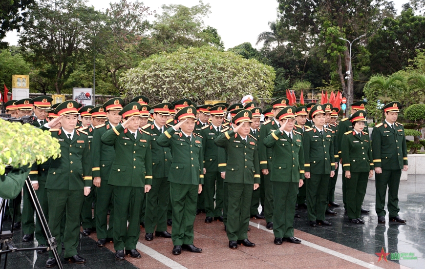 Lãnh đạo Tổng cục Chính trị và các đại biểu đặt vòng hoa, dâng hương tưởng niệm các Anh hùng liệt sĩ tại Đài tưởng niệm các Anh hùng liệt sĩ (đường Bắc Sơn, TP Hà Nội). Lãnh đạo Tổng cục Chính trị và các đại biểu đặt vòng hoa, dâng hương tưởng niệm các Anh hùng liệt sĩ tại Đài tưởng niệm các Anh hùng liệt sĩ (đường Bắc Sơn, TP Hà Nội).