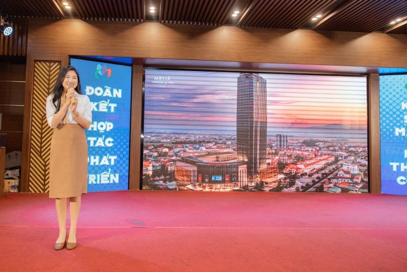 Đại diện tổ hợp khách sạn, công viên nước Vinpearl Melia Hà Tĩnh giới thiệu dịch vụ, sản phẩm và chính sách giá của đơn vị. Đại diện tổ hợp khách sạn, công viên nước Vinpearl Melia Hà Tĩnh giới thiệu dịch vụ, sản phẩm và chính sách giá của đơn vị.