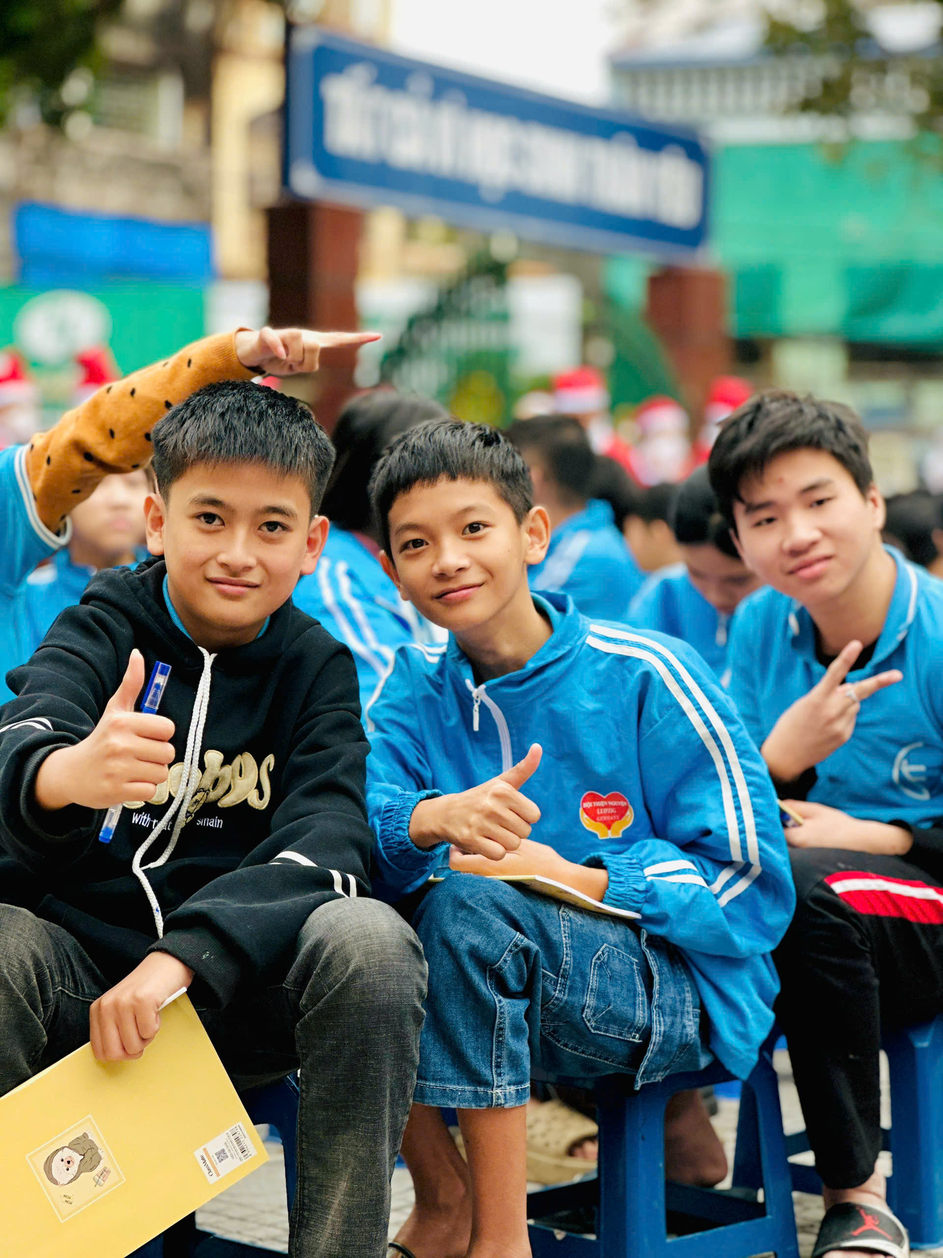 Niềm vui của các em nhỏ khi được nhận quà từ Ông già Noel