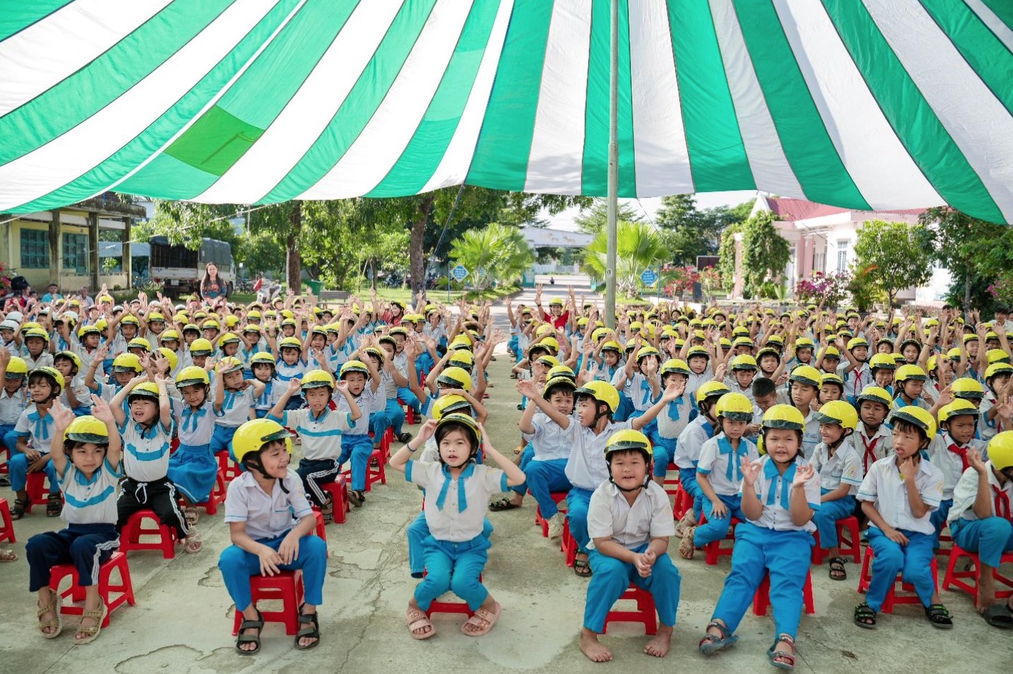 Các em học sinh hào hứng tham gia các trò chơi