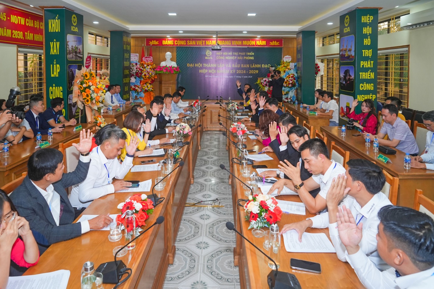 Các đại biểu biểu quyết thông qua chương trình Đại hội