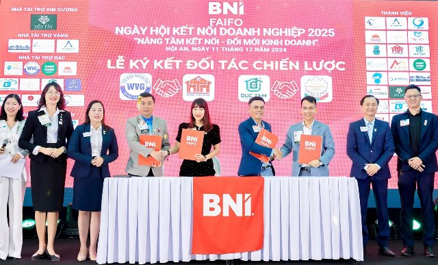 Doanh nghiệp ký kết hợp đồng ngay tại ngày hội. Doanh nghiệp ký kết hợp đồng ngay tại ngày hội.