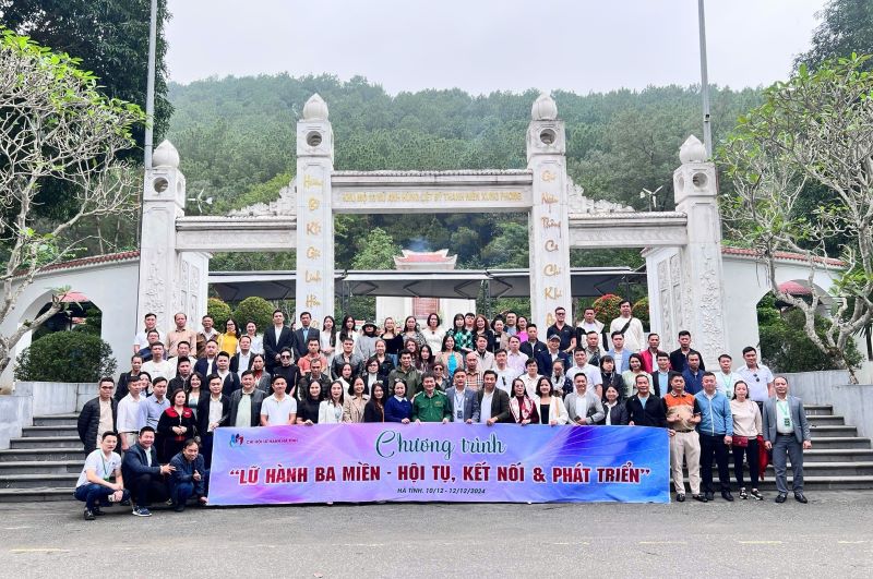 Trước đó các đại biểu tham gia buổi tọa đàm về dâng hương tại Ngã ba Đồng Lộc. Trước đó các đại biểu tham gia buổi tọa đàm về dâng hương tại Ngã ba Đồng Lộc.