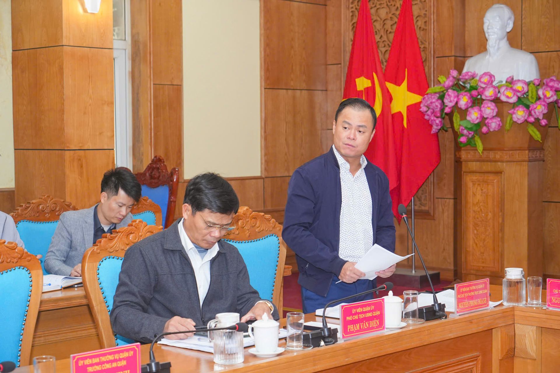 Phó Chủ tịch Thường trực UBND quận Nguyễn Phong Doanh báo cáo tại Hội nghị