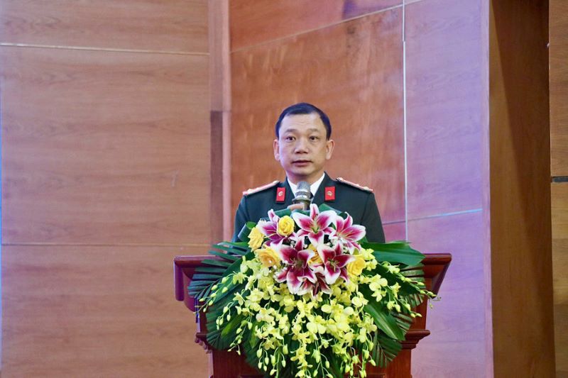 Thượng tá Trương Tiến Dũng, Phó Trưởng Phòng an ninh mạng và phòng, chống tội phạm sử dụng công nghệ cao Công an tỉnh Quảng Bình báo cáo chuyên đề.