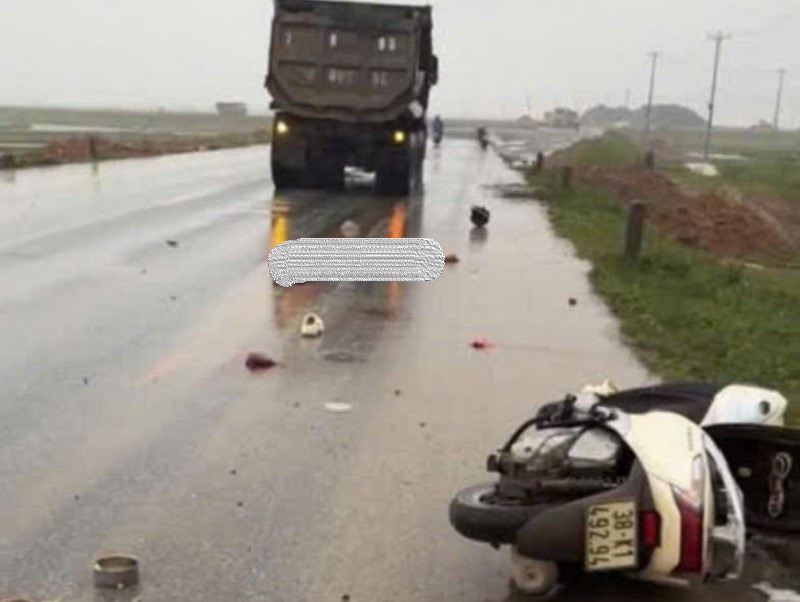 Hiện trường vụ tai nạn khiến người phụ nữ tử vong thương tâm.