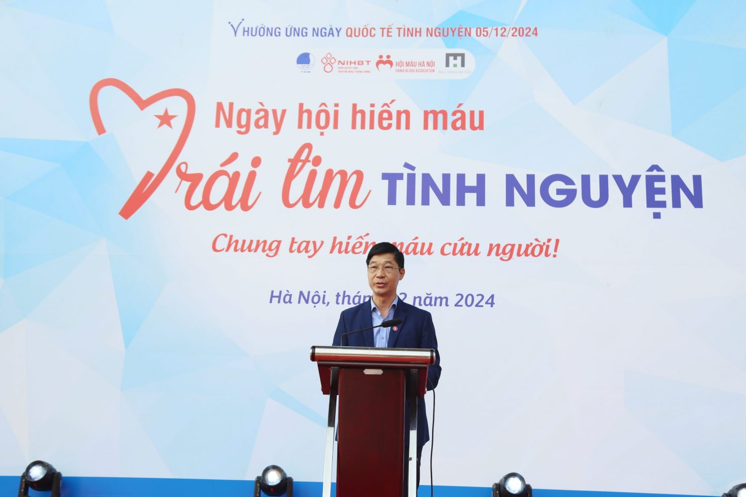 PGS.TS. Trần Ngọc Quế tham dự ngày hội hiến máu Trái tim tình nguyện – sự kiện khởi động cho chuỗi các hoạt động đảm bảo máu cuối năm 2024 và đầu năm 2025. Ảnh: