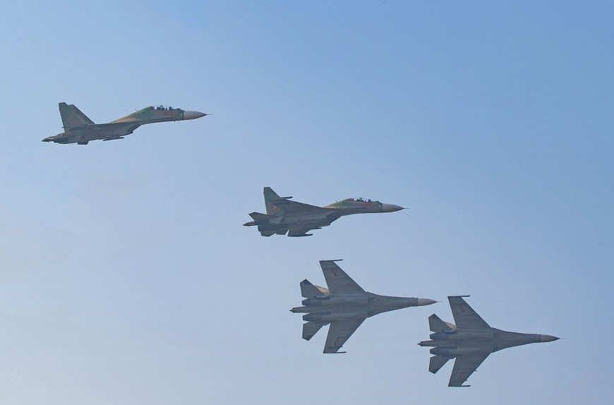 Đội hình 4 chiếc SU-30MK2 trong biên đội đang huấn luyện chuẩn bị cho nhiệm vụ tại triển lãm. Ảnh: TUẤN HUY