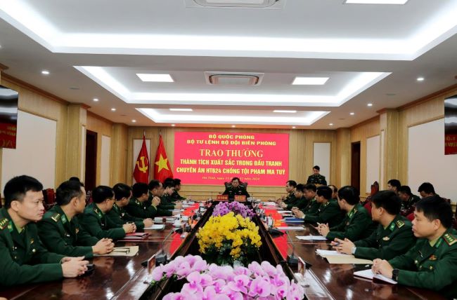 Thiếu tướng Nguyễn Văn Thiện Phó Tư lệnh Bộ Tư lệnh BĐBP chủ trì công tác khen thưởng Ban Chuyên án HT624.