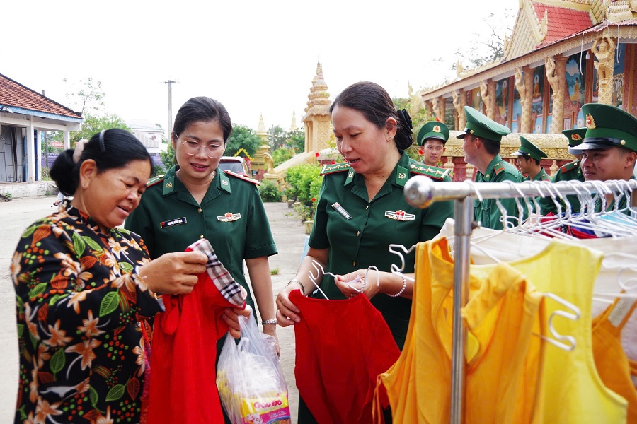 Gian hàng quần áo cho bà con nghèo khu vực biên giới