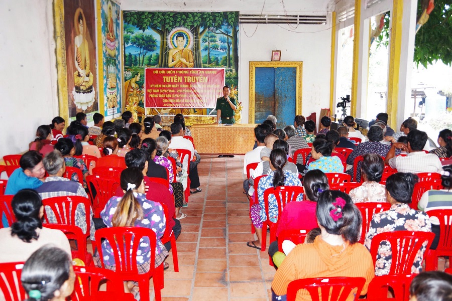 Đông đảo bà con Nhân dân tập trung nghe tuyên truyền